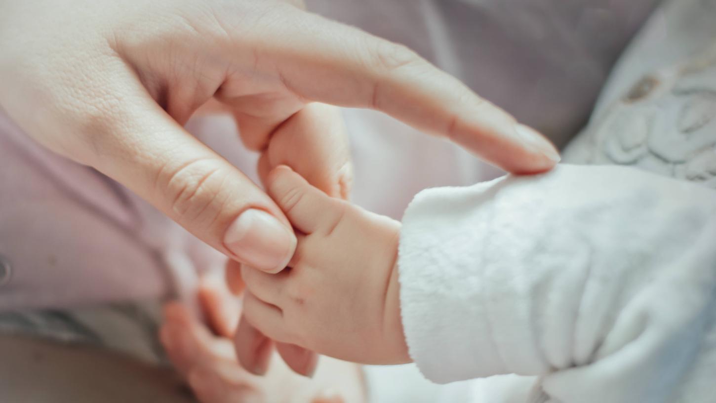 Ein Kind den Eltern wegzunehmen ist eine der schwierigsten Entscheidungen, die der Staat manchmal treffen muss. Ein Kind den Eltern wegzunehmen ist eine der schwierigsten Entscheidungen, die der Staat manchmal treffen muss.