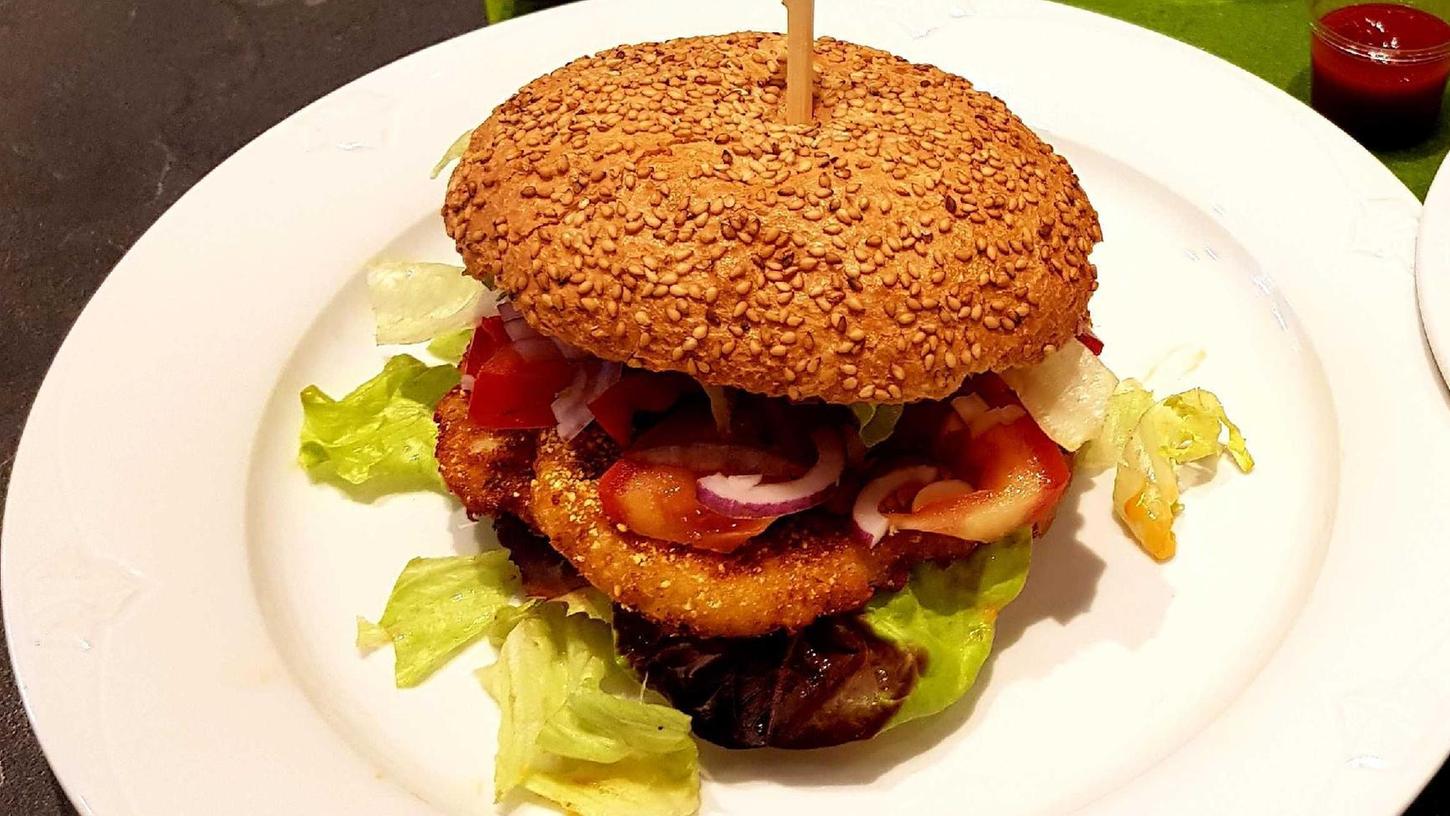 Burger mit Pommes: Die Bio-Variante gibt es jetzt auch am Hauptmarkt.