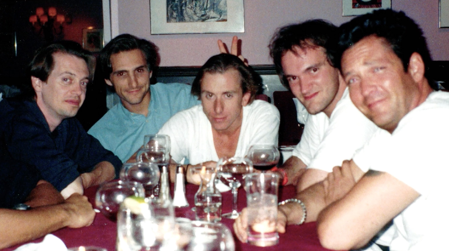 Beim Dreh von "Reservoir Dogs": Quentin Tarantino, 2. von rechts, in der Doku "The Bloody Genius". Beim Dreh von "Reservoir Dogs": Quentin Tarantino, 2. von rechts, in der Doku "The Bloody Genius".