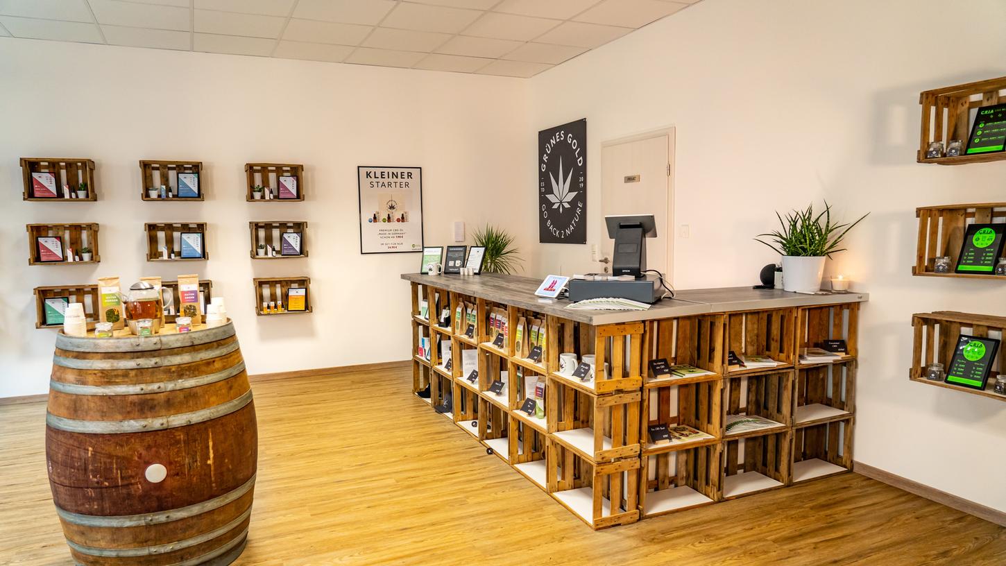 Der CBD-Laden "Grünes Gold" in Ansbach bietet Hanfprodukte in allen möglichen Varianten an. Der CBD-Laden "Grünes Gold" in Ansbach bietet Hanfprodukte in allen möglichen Varianten an.