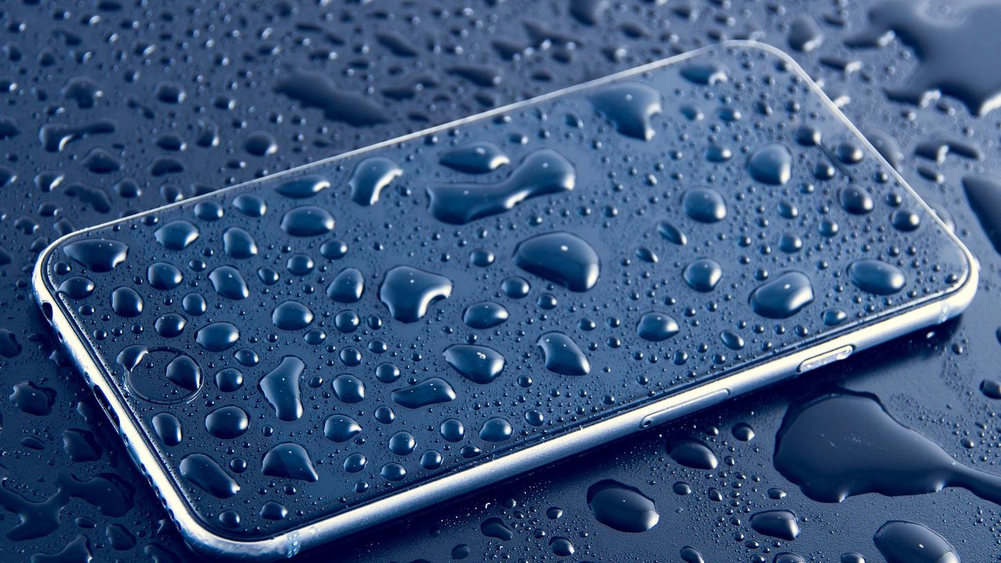 Handy ins Wasser gefallen? So kann die Rettung gelingen Handy ins Wasser gefallen? So kann die Rettung gelingen