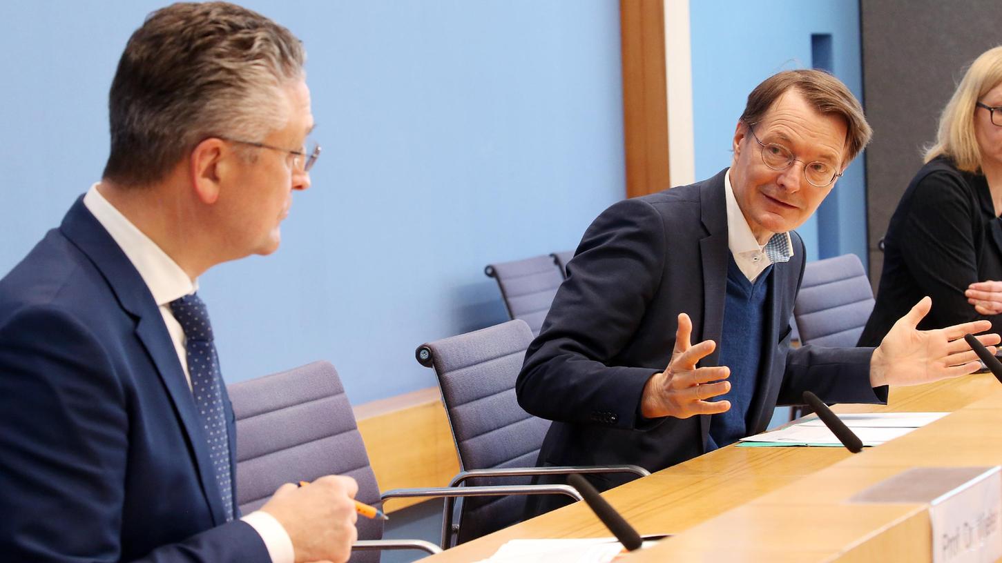 In der Pressekonferenz des Robert Koch-Instituts geben Karl Lauterbach (SPD), Bundesgesundheitsminister, und Lothar Wieler (l), Präsident des Robert Koch-Instituts, im Haus der Bundespressekonferenz Auskunft über das Infektionsgeschehen und die Impfentwicklung in der Coronapandemie.
In der Pressekonferenz des Robert Koch-Instituts geben Karl Lauterbach (SPD), Bundesgesundheitsminister, und Lothar Wieler (l), Präsident des Robert Koch-Instituts, im Haus der Bundespressekonferenz Auskunft über das Infektionsgeschehen und die Impfentwicklung in der Coronapandemie.
