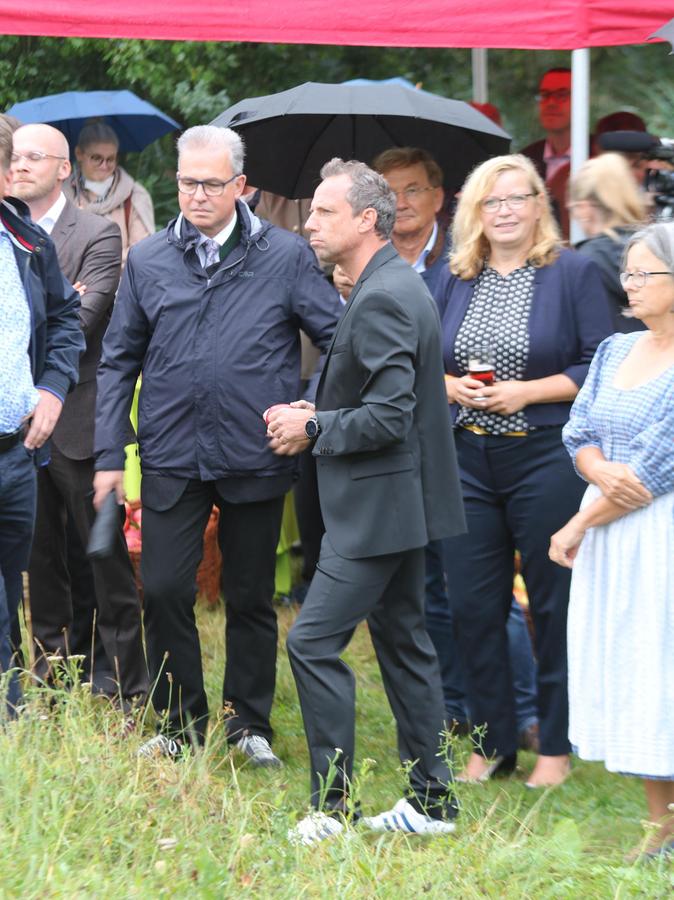 Umweltminister Thorsten Glauber mit der Fraktion der Freien Wähler in den Burgbernheimer Streuobstwiesen, links daneben Fraktionschef Florian Streibl und rechts von ihm die lokale Landtagsabgeordnete Gabi Schmidt.