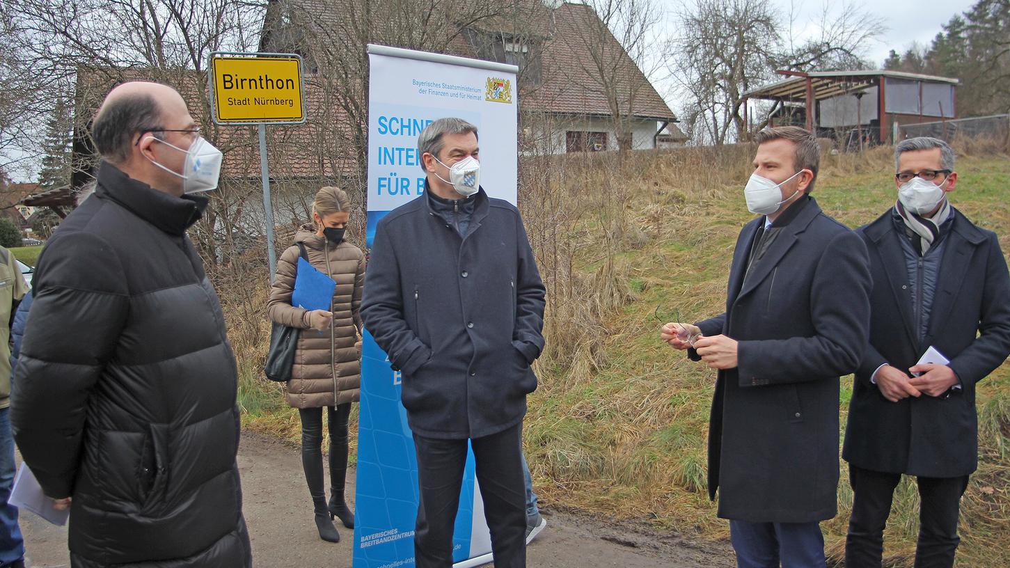 Prominenter Besuch: Am Freitag übergaben Ministerpräsident Markus Söder und Finanz- und Heimatminister Albert Füracker einen Förderbescheid für den Breitbandausbau in dem Nürnberger Stadtteil an Oberbürgermeister Marcus König und Wirtschaftsreferent Michael Fraas (von links nach rechts).