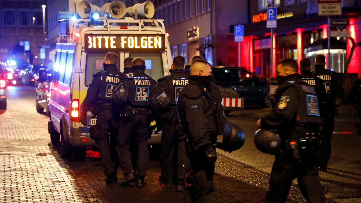 Bereits am 30. Dezember kam es in der Nürnberger Innenstadt zu einem unangemeldeten Protestzug durch die Innenstadt. Die Polizei griff nicht ein. Das könnte am Sonntag anders aussehen.
 

