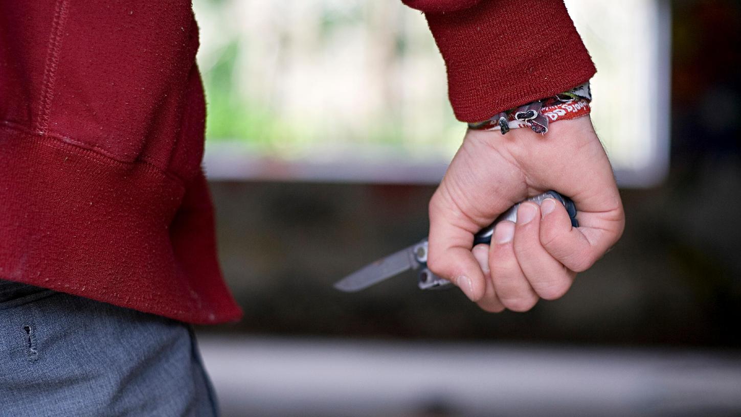 Mit einem Messer hat der Täter sein Opfer in einem Hinterhof bedroht. Mit einem Messer hat der Täter sein Opfer in einem Hinterhof bedroht.