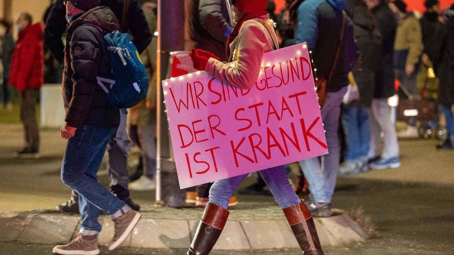 Nicht nur in Regensburg gingen GegnerInnen der Corona-Maßnahmen am Samstag auf die Straße. Hier eine Frau mit Plakat auf einer Demo in Reutlingen.