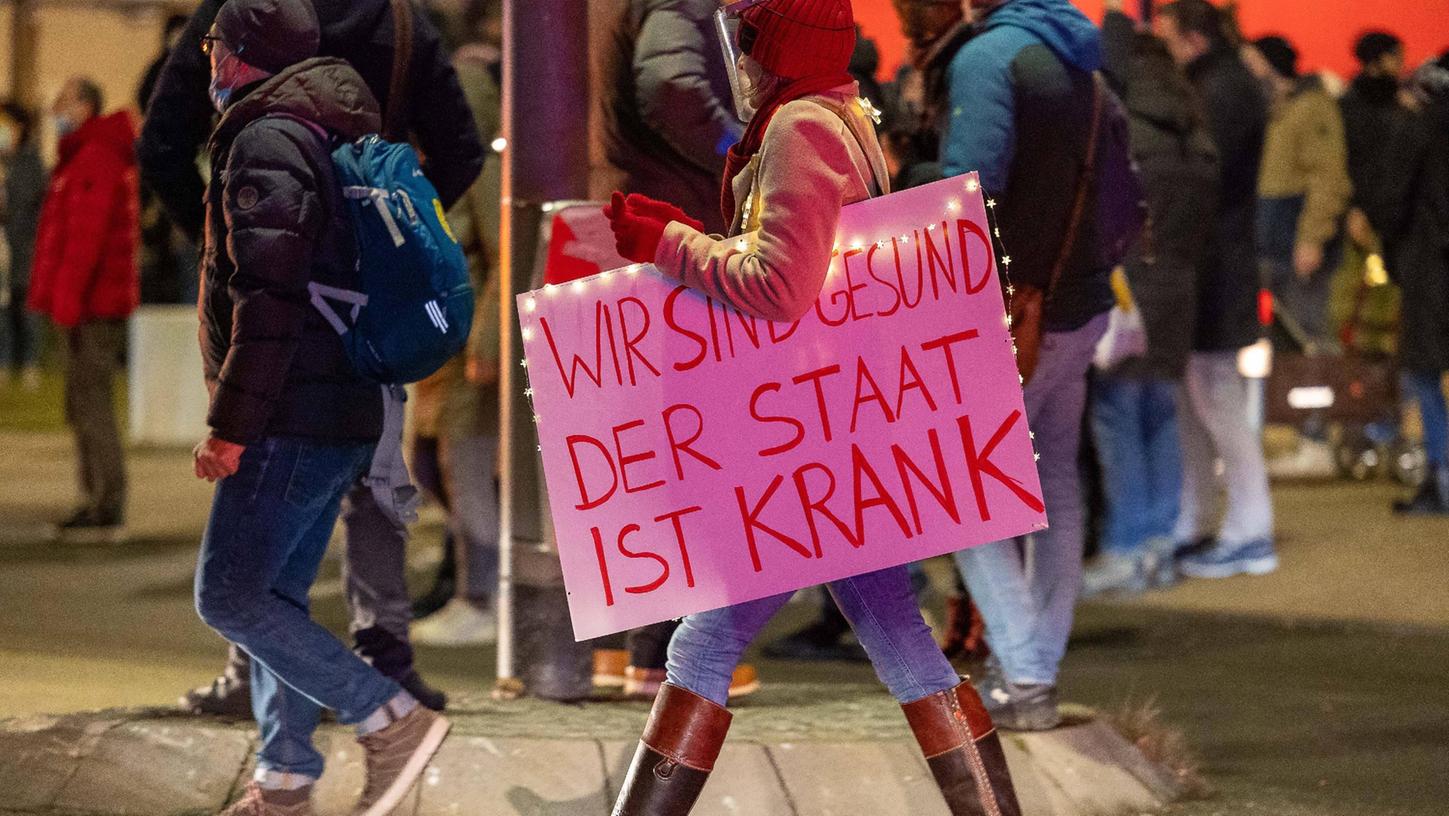 Nicht nur in Regensburg gingen GegnerInnen der Corona-Maßnahmen am Samstag auf die Straße. Hier eine Frau mit Plakat auf einer Demo in Reutlingen.