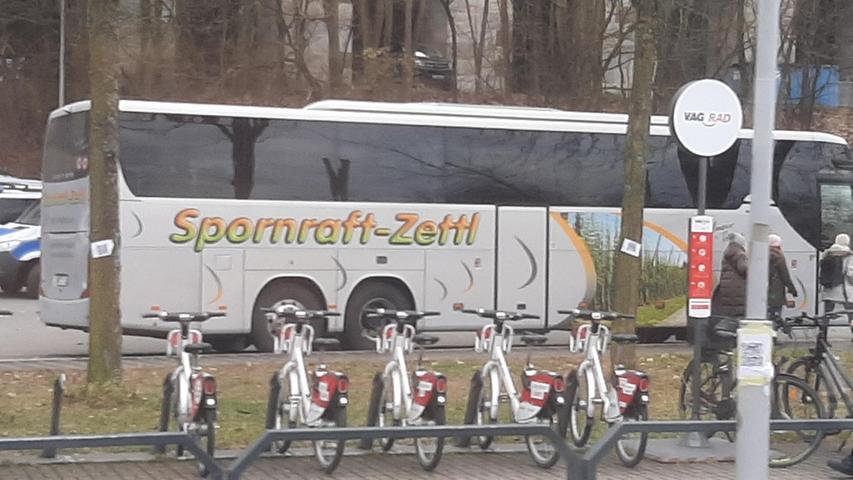 Einige Demonstrierende reisen sogar mit Bussen nach Nürnberg an.