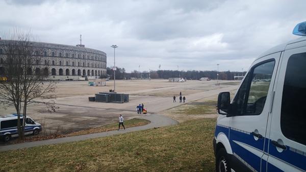 Die Polizei hatte sich bereits Stunden zuvor vor der Kongresshalle bereit gemacht. Ab 13 Uhr waren hier die ersten Redebeiträge gegen die Impfpflicht und gegen die Corona-Maßnahmen geplant.