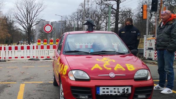 Noch vor Beginn der Veranstaltung zog die Polizei den Fahrer eines Autos aus dem Verkehr. Grund dafür waren wohl die Bemalungen seines Fahrzeuges: Neben der Aufschrift "Olizei ACAB" war auf der Motorhaube ein Symbol zu sehen, welches stark an ein Hakenkreuz erinnerte.