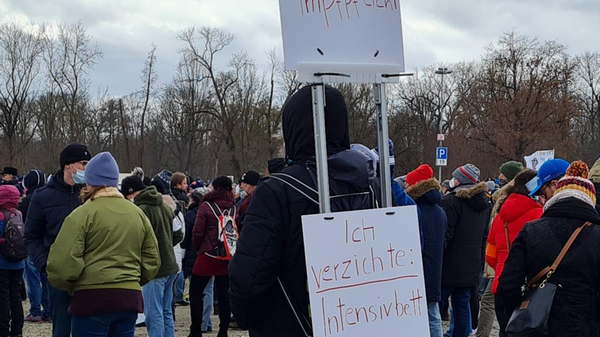 Um der Maskenpflicht zu entgehen, fangen einige Demonstrierenden an zu essen, wenn ein Beamter sie zurechtweisen will.