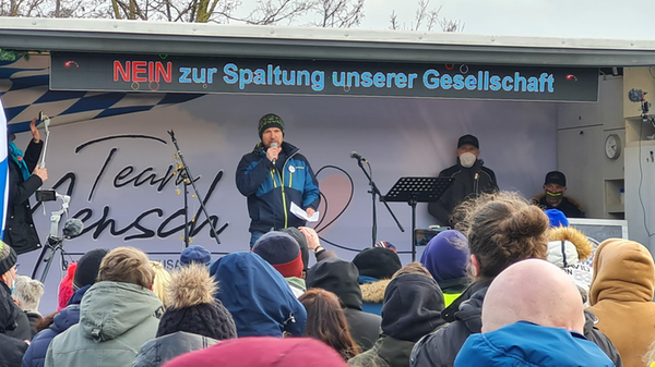 Auch der mittlerweile suspendierte Polizist Bernd B. aus Pfofeld bei Weißenburg stand bei der angeblichen "Mega-Demo" in Nürnberg als Redner auf der Bühne.