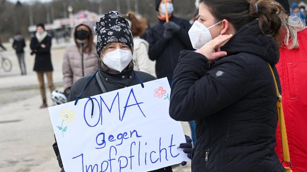 Die Polizei schätzt die Teilnehmerzahl auf nur 3500 - 4000 Menschen. Dabei bleibt die Anzahl weithinter den angekündigten 40.000 zurück.