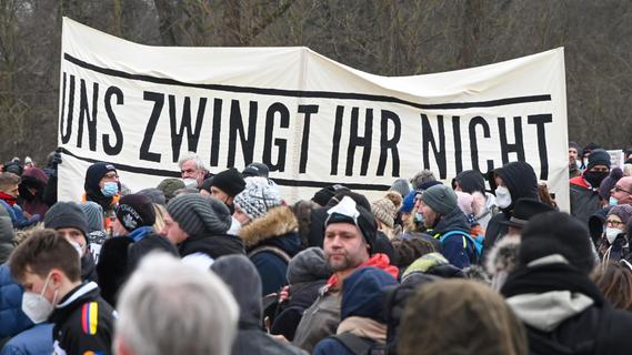 Wenig Masken und Reichsbürger-Symbolik: "Mega-Demo" in Nürnberg deutlich kleiner als erwartet
