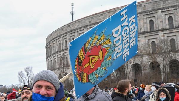 Im Netz machte sich unterdessen jede Menge Kritik an der Örtlichkeit und am Datum der Demo breit.
