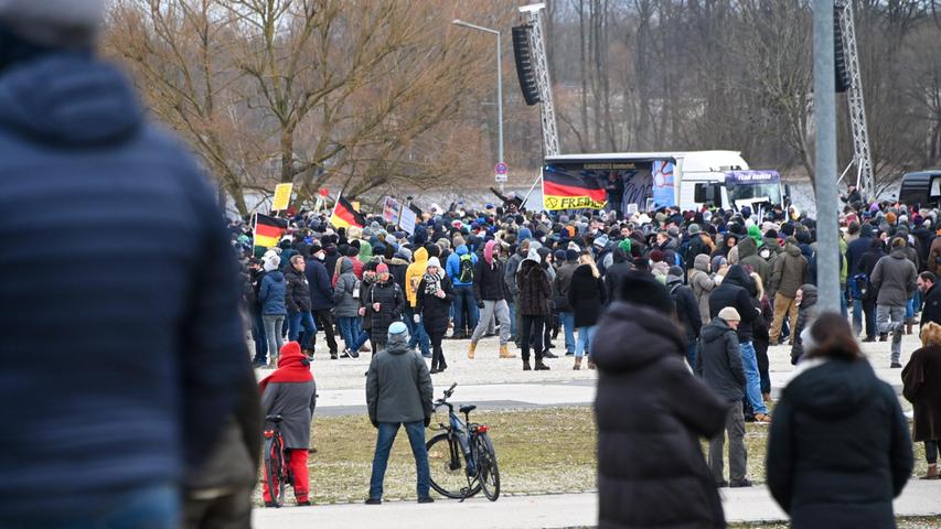 Nicht 40.000 Demonstrierende, wie von den Veranstaltern angekündigt, sondern 4000 waren es am Ende, die am Sonntag auf dem Nürnberger Volksfestplatz gegen die Corona-Maßnahmen protestierten.