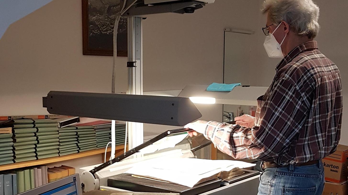 Ein Mitarbeiter des Eichstätter Diözesanarchivs beim Scannen der Kirchenbücher. Ein Mitarbeiter des Eichstätter Diözesanarchivs beim Scannen der Kirchenbücher.
