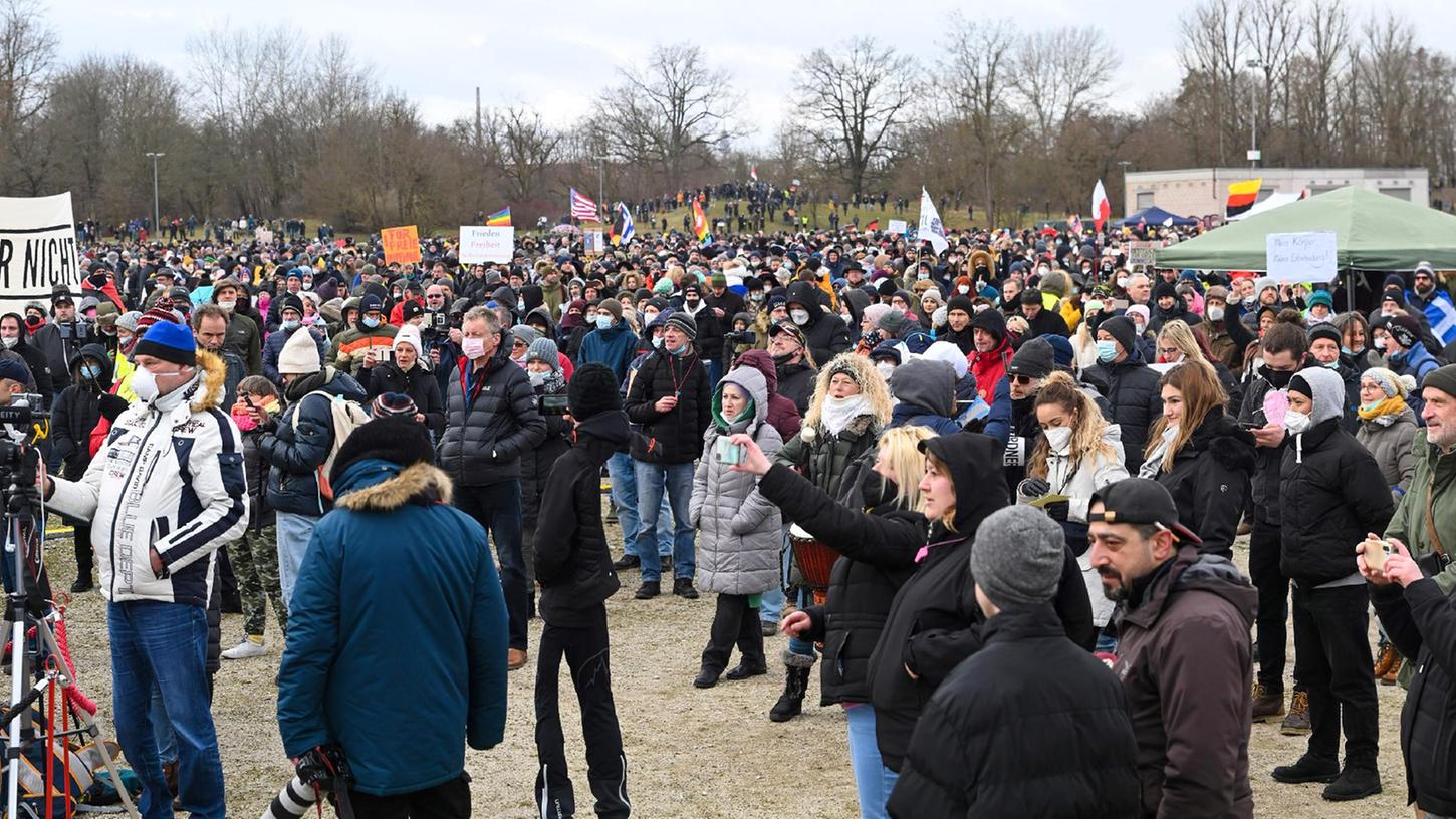 Rund 4000 Menschen demonstrierten am Sonntag in Nürnberg gegen die Corona-Maßnahmen, damit deutlich weniger als die von den Veranstaltern angekündigten 40.000.