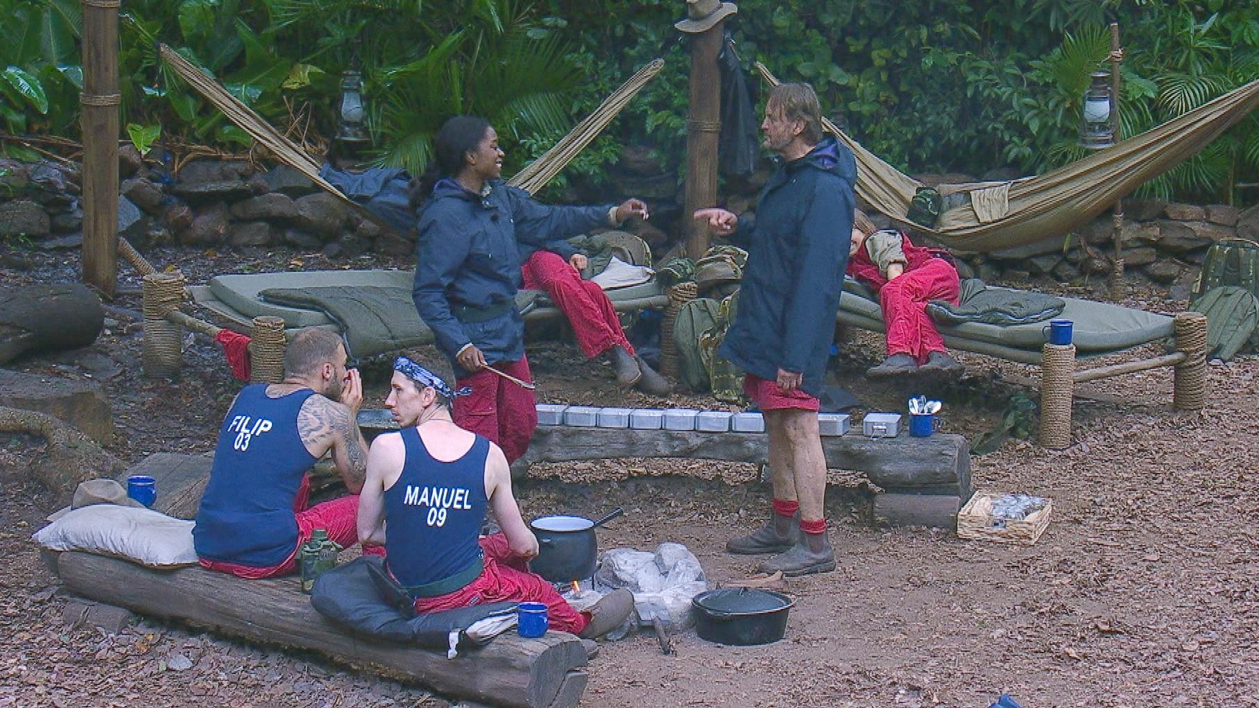 Das nimmt der Nürnberger dem Dschungelküken übel. "Sie sollte Respekt vorm Alter haben. Ganz einfach." Linda hatte den Spruch aber gar nicht so ernst gemeint. "Ich habe einfach nur Spaß gemacht und ich dachte, du verstehst genauso Spaß, wie du Spaß machst. Ich finde dich sehr intelligent, Peter. Es war einfach nicht so gemeint. Es tut mir leid."