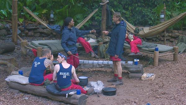 Das nimmt der Nürnberger dem Dschungelküken übel. "Sie sollte Respekt vorm Alter haben. Ganz einfach." Linda hatte den Spruch aber gar nicht so ernst gemeint. "Ich habe einfach nur Spaß gemacht und ich dachte, du verstehst genauso Spaß, wie du Spaß machst. Ich finde dich sehr intelligent, Peter. Es war einfach nicht so gemeint. Es tut mir leid."