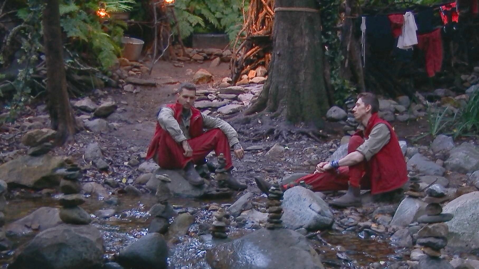 In der Abgeschiedenheit am Fluss spricht Eric mit Manuel über seine Gefühle. Er vermisst seine Familie - Manuel dagegen ist traurig darüber, dass auf ihn niemand wartet. Daraufhin schmieden sie Pläne für ein Wiedersehen. Am Dschungeltelefon zieht Eric dann über die anderen her: "Hier wird oft vorgegaukelt, wir sind ein Team und alles ist super. Und dann pickt man sich immer wieder jemanden raus, den man auf dem Kicker hat. Ich persönlich könnte auf die Energien von Linda, Filip und auch von Peter und Tina verzichten."