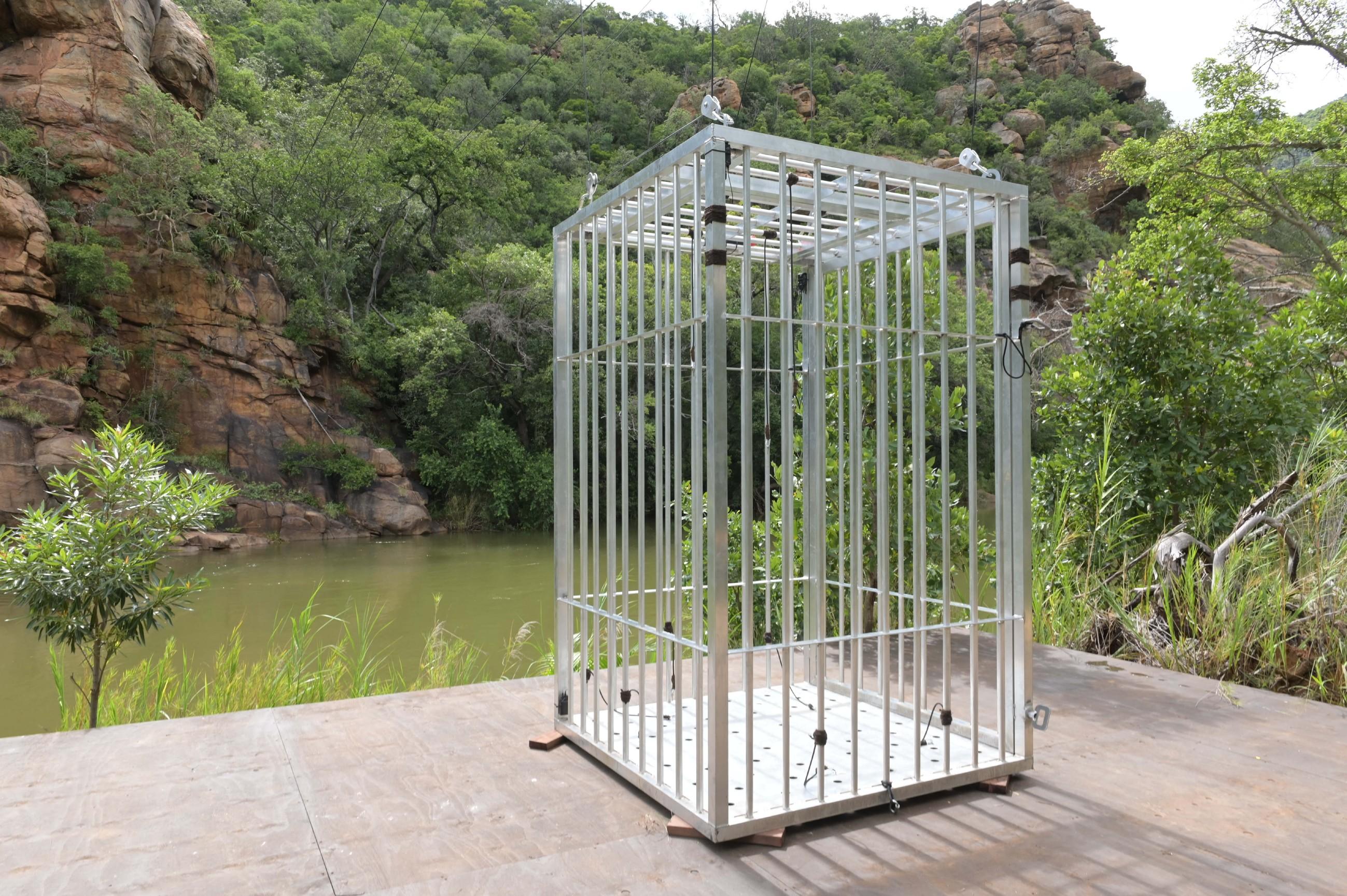 Peter und Eric sollen in einem Käfig mit einem Schloss an den Hand- und Fußgelenken festgekettet werden und nur bis auf eine Luftkammer komplett unter Wasser gelassen werden.