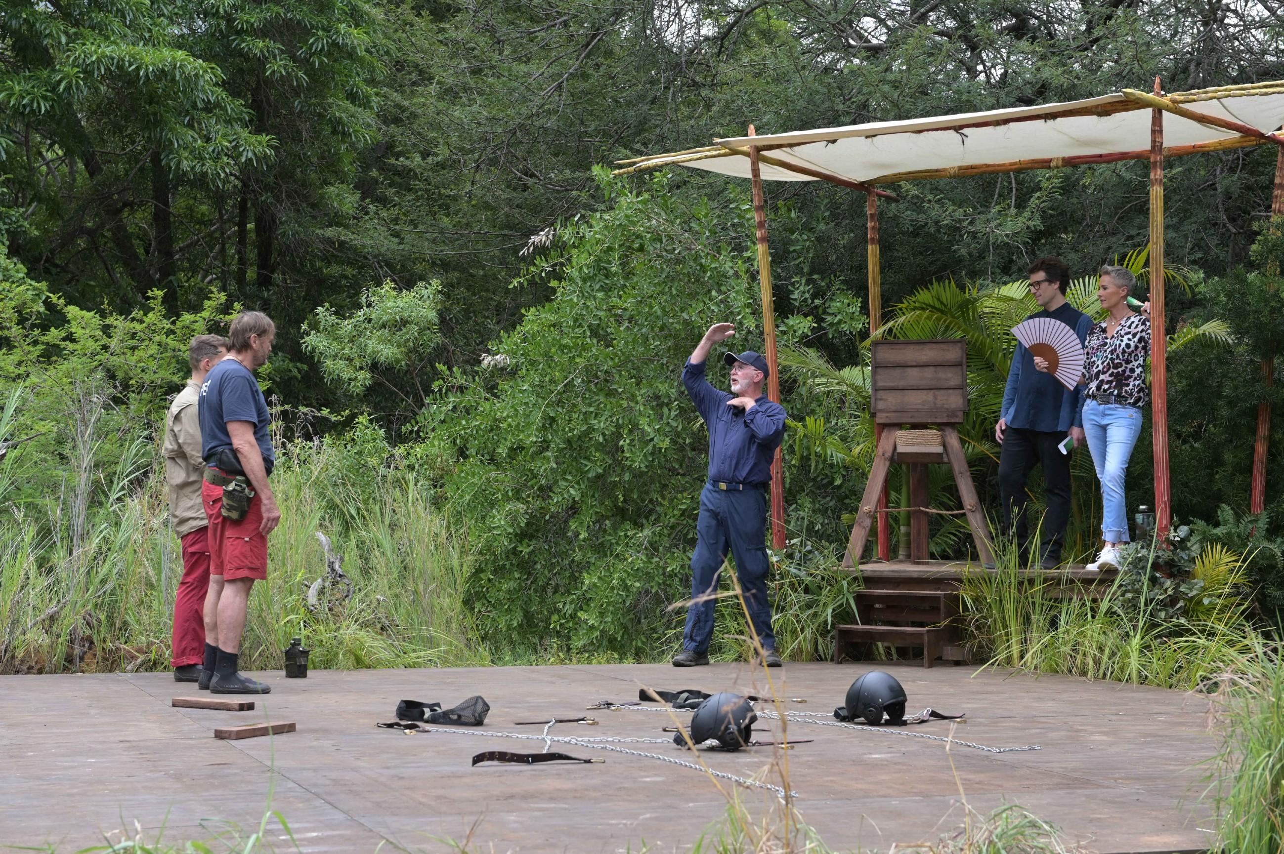 Eric Stehfest hat allerdings eine überraschende Entscheidung getroffen. Auf die Frage, ob er zu dieser Dschungelprüfung antreten will, ruft der Schauspieler: "'Ich bin ein Star – Holt mich hier raus!'". Ich habe keine Angst, aber im Camp gibt es Menschen, die frei heraus sagen, dass sie mich richtig scheiße finden, meine Persönlichkeit scheiße finden und meine Gefühle benutzt haben, um mir irgendwelche Geschichten zu erzählen", erklärt der 32-Jährige.