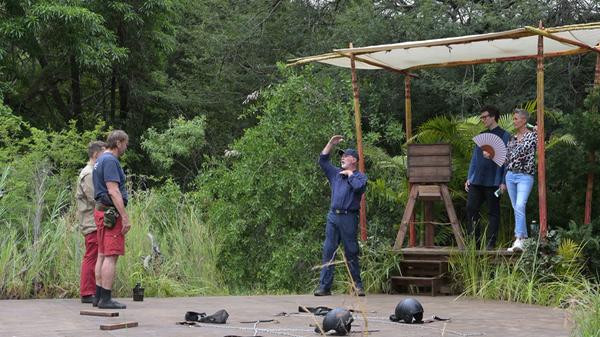Eric Stehfest hat allerdings eine überraschende Entscheidung getroffen. Auf die Frage, ob er zu dieser Dschungelprüfung antreten will, ruft der Schauspieler: "'Ich bin ein Star – Holt mich hier raus!'". Ich habe keine Angst, aber im Camp gibt es Menschen, die frei heraus sagen, dass sie mich richtig scheiße finden, meine Persönlichkeit scheiße finden und meine Gefühle benutzt haben, um mir irgendwelche Geschichten zu erzählen", erklärt der 32-Jährige.