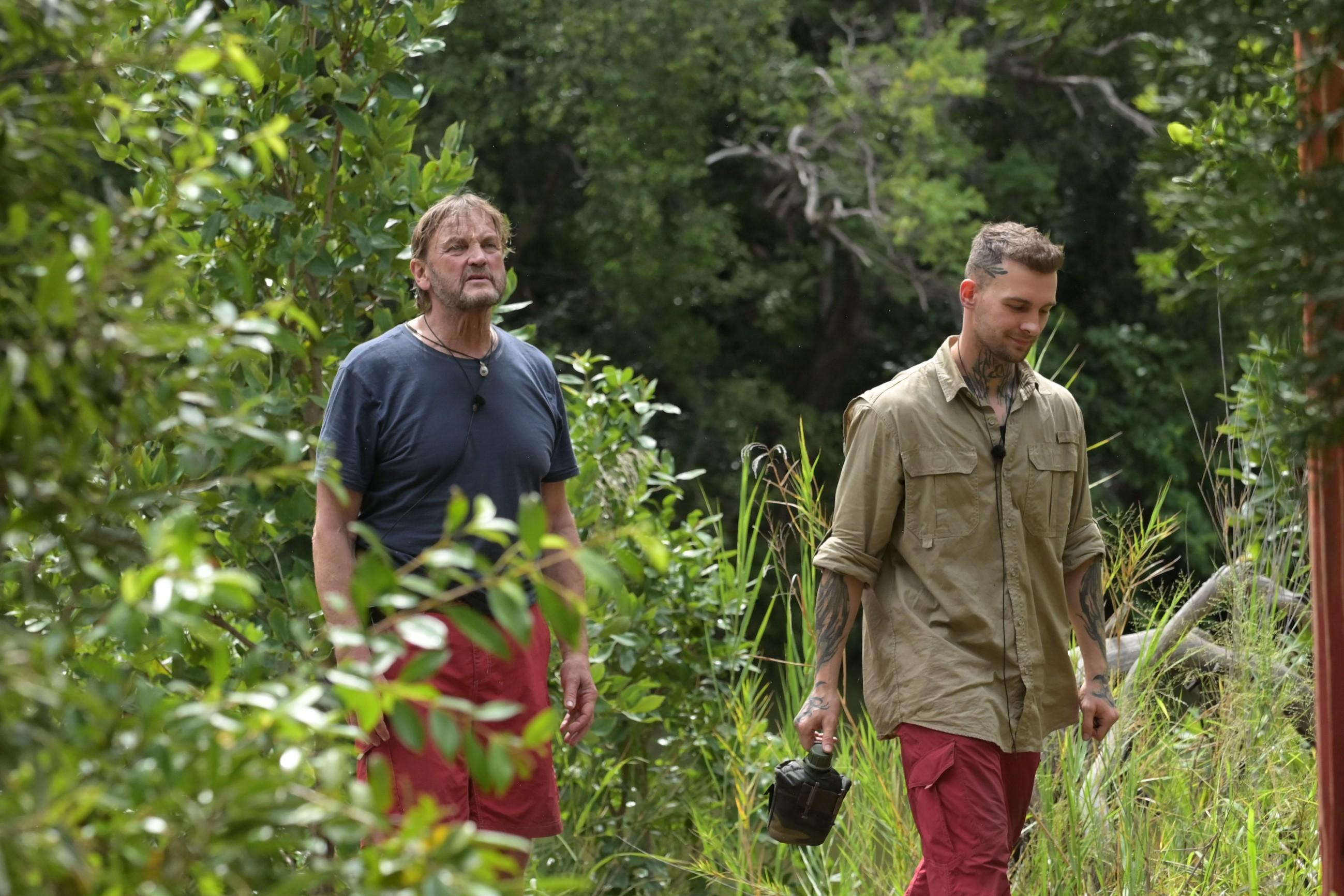 Peter Althof zeigt sich dem Spielverderber gegenüber solidarisch und geht mit ihm zusammen zurück ins Camp. So ist die Prüfung vorbei, bevor sie überhaupt angefangen hat. Das gabs noch nie!