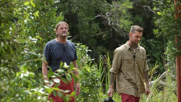 Peter Althof zeigt sich dem Spielverderber gegenüber solidarisch und geht mit ihm zusammen zurück ins Camp. So ist die Prüfung vorbei, bevor sie überhaupt angefangen hat. Das gabs noch nie!