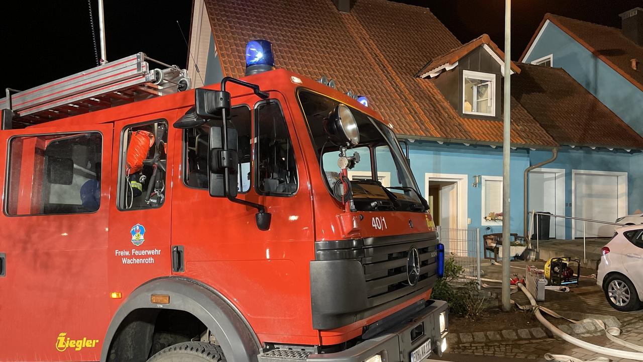 Am frühen Montagmorgen wurde die Feuerwehr zu einem Brand einer Doppelhaushälfte in Wachenroth gerufen.