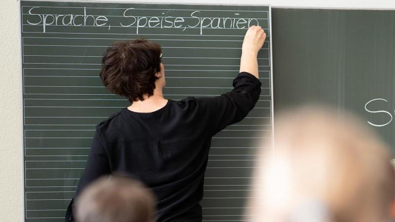 Die Infektionszahlen sind bei Grundschülern besonders hoch. Doch welche Quarantäne-Regeln gelten für geimpfte Kinder, die sich dennoch infiziert haben? Die Infektionszahlen sind bei Grundschülern besonders hoch. Doch welche Quarantäne-Regeln gelten für geimpfte Kinder, die sich dennoch infiziert haben?