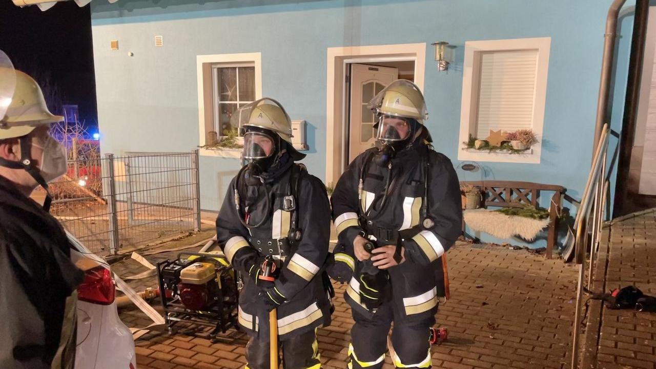Bei einem Zimmerbrand in Wachenroth wurden sechs Menschen verletzt.

 
