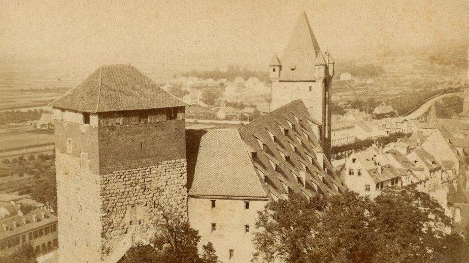 Fünfeckturm, Kaiserstallung und Luginsland (r.) in einer frühen Fotografie von 1865. Im Hintergrund bestand Nürnberg zu dieser Zeit noch aus Wiesen und Äckern.  