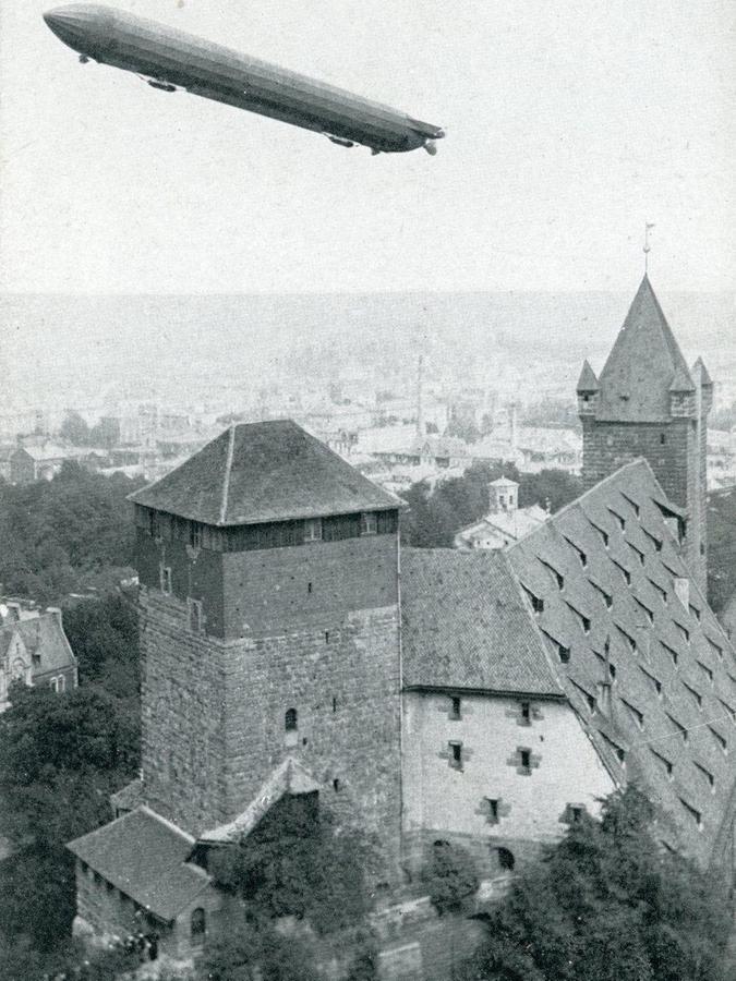 Ließ Fotografenherzen schon vor einem Jahrhundert höher schlagen: Ein Zeppelin über der Kaiserburg im Jahr 1909. Dahinter ist die Großstadt stark gewachsen.  
