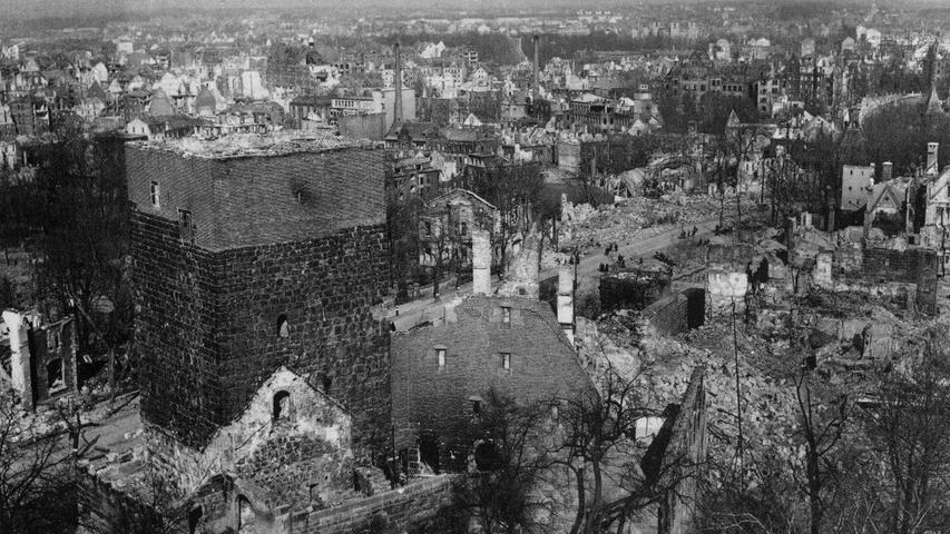 1945 waren nur der Fünfeckige Turm und zwei Fassadenreste der Kaiserstallung erhalten. Die Burg war bei den Altstadt-Luftangriffen vom 2. Januar schwer zerstört worden.  