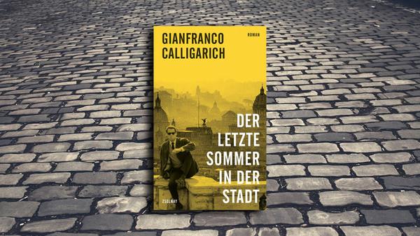 Wenn es eine Bibliothek der Sehnsüchte gibt - Gianfranco Calligarichs Roman "Der letzte Sommer in der Stadt" gehört eingereiht. Der 1947 geborene Schriftsteller verpasst seiner Hauptfigur, einem jungen Sportjournalisten und potenten Müßiggänger, so unverschämt genießerische Tage und Nächte im Rom der 70er Jahre, dass es einem den Atem verschlägt. Von Stränden, Bars und natürlich einer Liebelei erzählt er mit einem Tempo, da mag man ihm dem unbedarften Umgang mit marktgängigen Noir-Klischees gerne verzeihen. Das filmreife Werk erschien 1973 auf Italienisch und wird derzeit in 20 Sprachen übersetzt, glücklicherweise auch Deutsch. (Zsolnay, 22 Euro) Christian Mückl