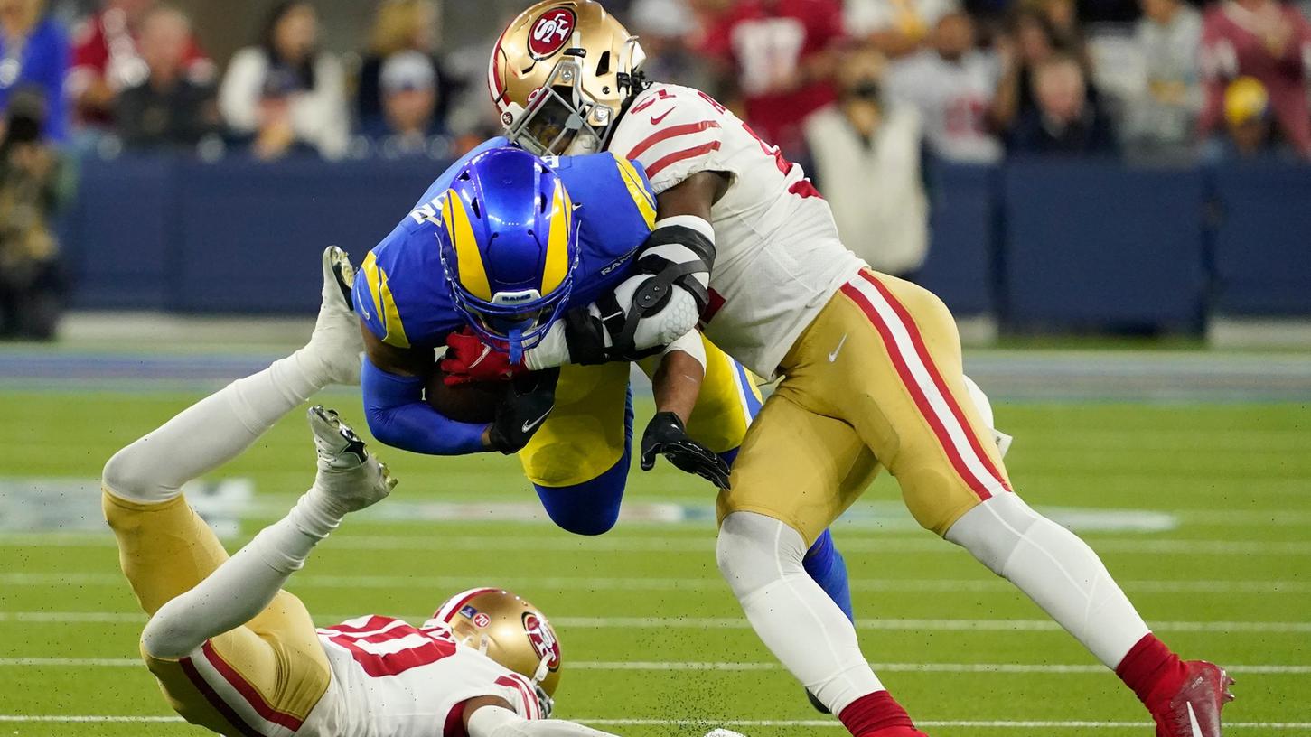 Die Los Angeles Rams konnten sich nach hartem Kampf gegen die San Francisco 49ers mit 20:17 durchsetzen. Die Los Angeles Rams konnten sich nach hartem Kampf gegen die San Francisco 49ers mit 20:17 durchsetzen.