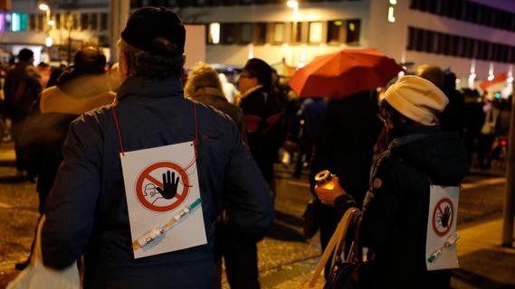 Demo gegen Corona-Maßnahmen: "Team Menschenrechte" stieß in Nürnberg auf Gegenprotest