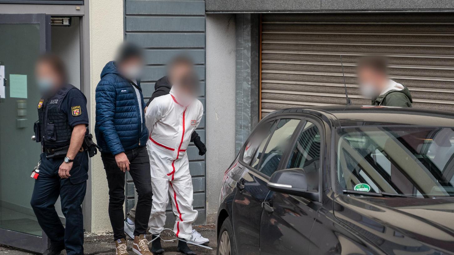Polizisten bringen einen der Tatverdächtigen im Fall der getöteten Polizisten nach dem Haftprüfungstermin am Landgericht Kaiserslautern aus dem Justizgebäude. Polizisten bringen einen der Tatverdächtigen im Fall der getöteten Polizisten nach dem Haftprüfungstermin am Landgericht Kaiserslautern aus dem Justizgebäude.