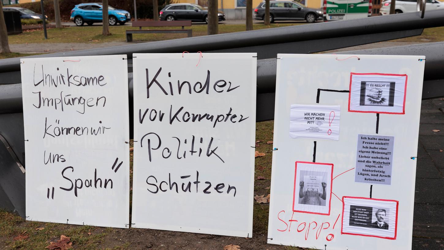 Die Plakate wurden an einer Sporthalle an der Grundschule befestigt. (Symbolbild)