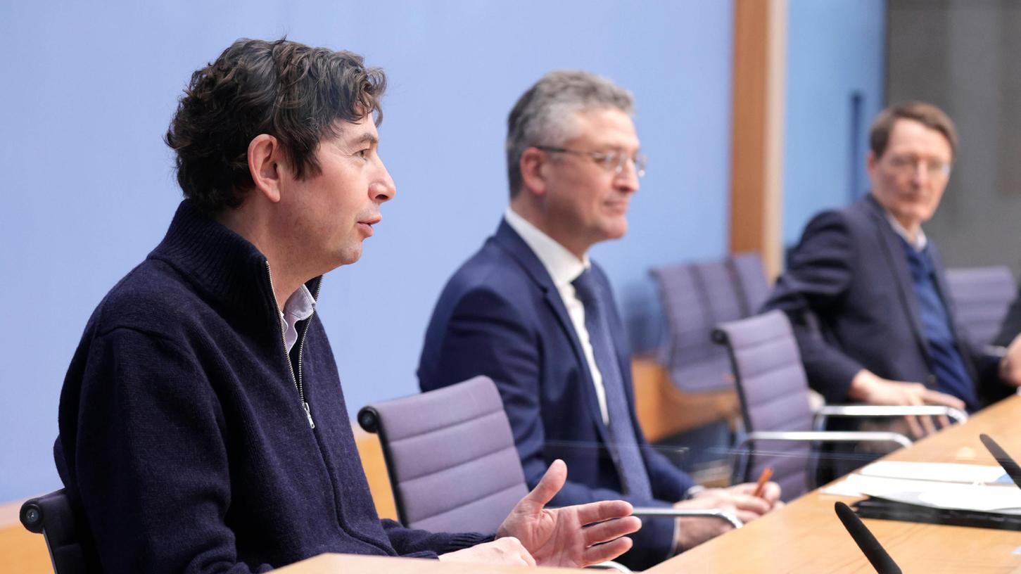 Der Virologe Christian Drosten (links) warnt vor zu schneller Lockerung der Corona-Schutzmaßnahmen. Der Virologe Christian Drosten (links) warnt vor zu schneller Lockerung der Corona-Schutzmaßnahmen.