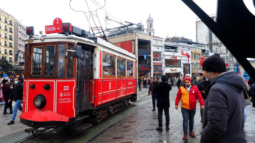 Die alte Straßenbahn nahe des Taksim-Platzes ist eine Ikone der Stadt Istanbul.
