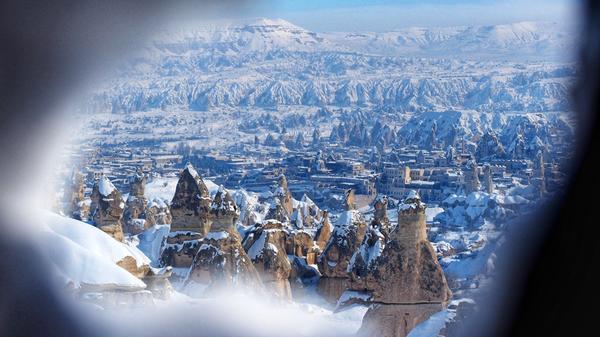 So schön zeigt sich Kappadokien nur im Winter. Leider waren zu dieser Zeit Ballonfahrten nicht möglich. Es lag einfach zu viel Schnee, um den Ballon und den Korb bergen zu können. In normalen Wintern geht das schon.