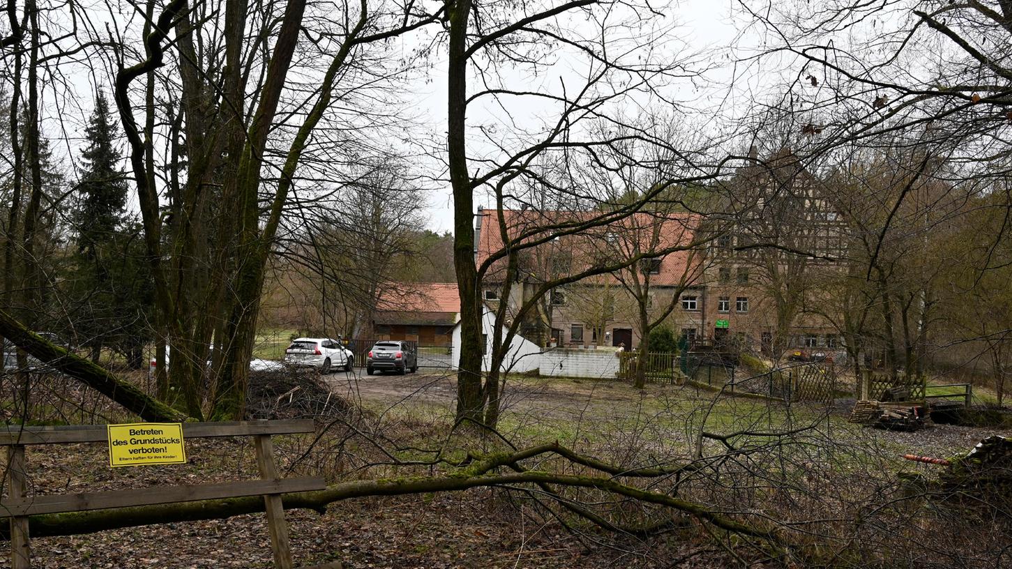 Die Königsmühle in Erlangen-Eltersdorf liegt südlich vom Ortsende. Dort wurd kürzlich eine illegal betriebene Schule von den Ordnungskräften geschlossen.