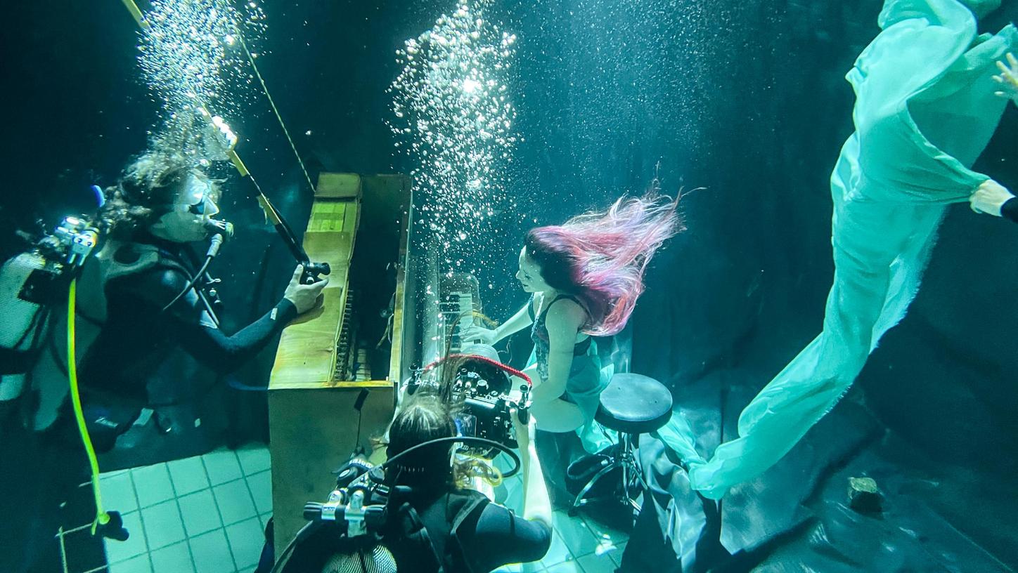 Für die Unterwasser-Szene wurde extra ein Klavier in ein Schwimmbadbecken getaucht, sechs Stunden verbrachte Marleen Hornung beim Dreh im Wasser.