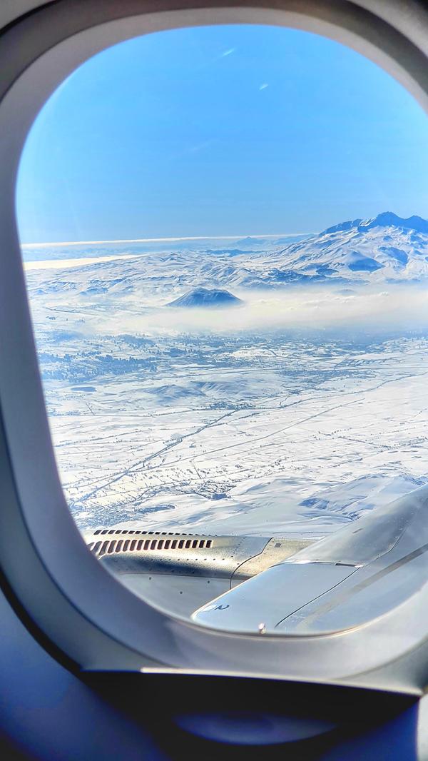 Per Flieger geht es in einer Stunde nach Kayseri am Tor zu Kappadokien. Aus dem Fenster sieht man den Vulkan Erciyes mit seinem großen Skigebiet. Die spannende Reisereportage zu dieser Bildergalerie lesen Sie hier in unserem Premium-Portal nn.de