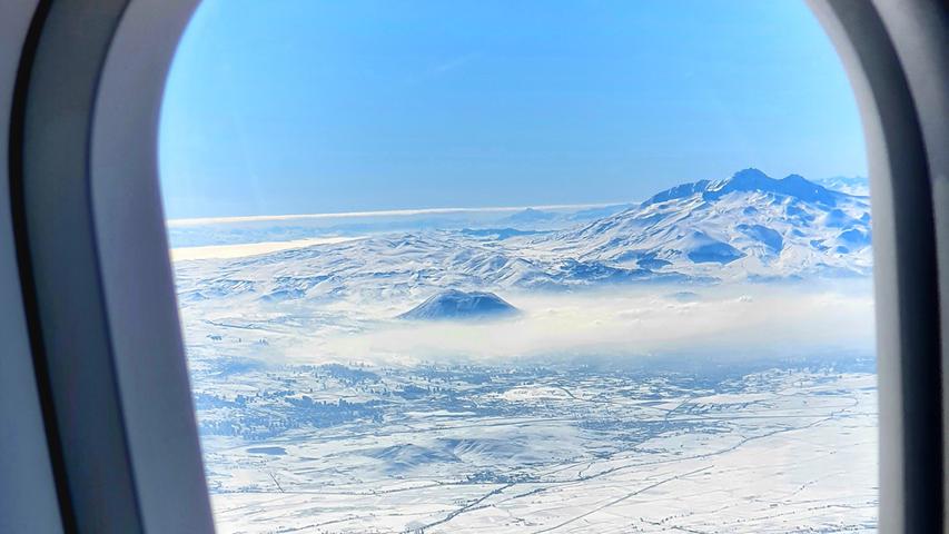 Blick vom Flieger auf den Skiberg und Vulkan Erciyes.