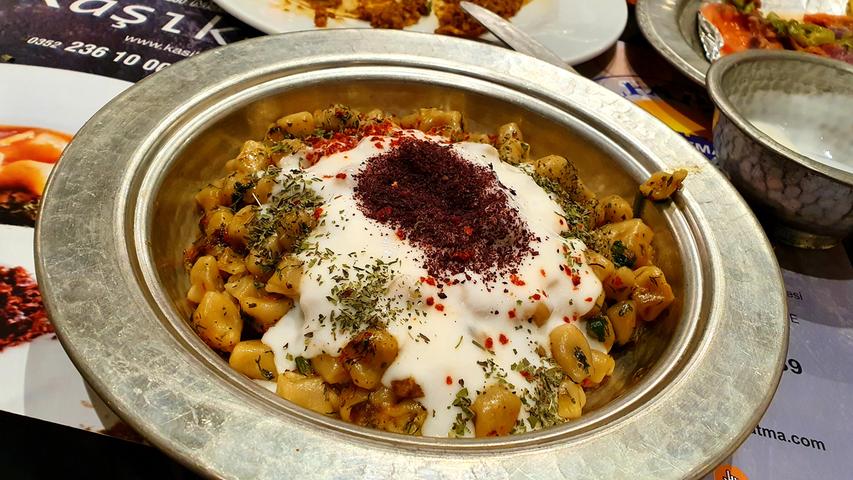 Abends bekommt man in einem der vielen günstigen türkischen Restaurants unter anderem die anatolische Spielart von Ravioli - winzig, aber von Hand gemacht, mit Joghurt, Gewürzen und Sauce.